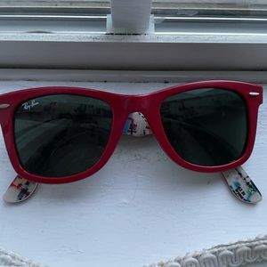 Limited edition Red ray-ban wayfarer with map on the inside